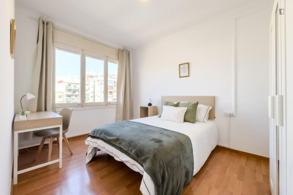 Inviting double bedroom near the Sants Estació metro - Barcelone - chambre - ImmoJeune