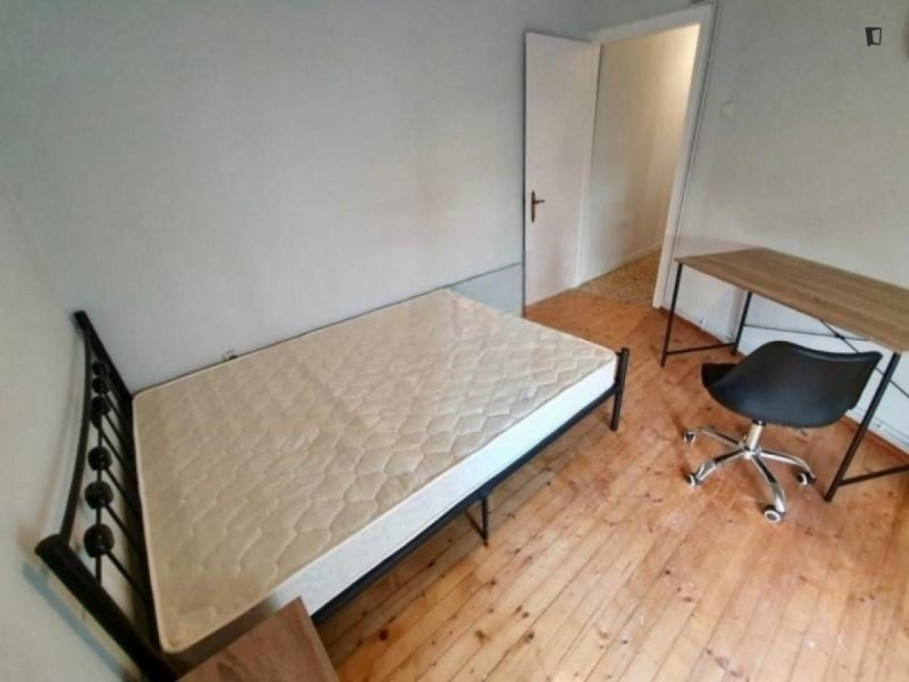 Nice Double Bedroom with balcony, near Atatürk Museum - Thessaloniki - chambre - ImmoJeune