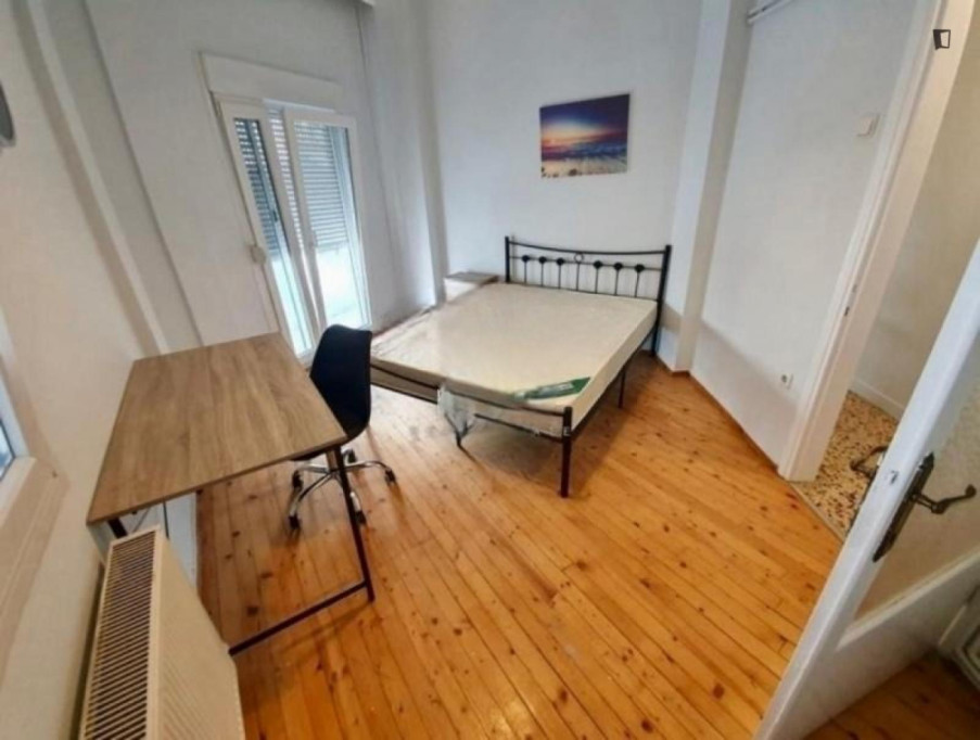 Central Double bedroom, with balcony, in 2-bedroom apartment - Thessaloniki - chambre - ImmoJeune