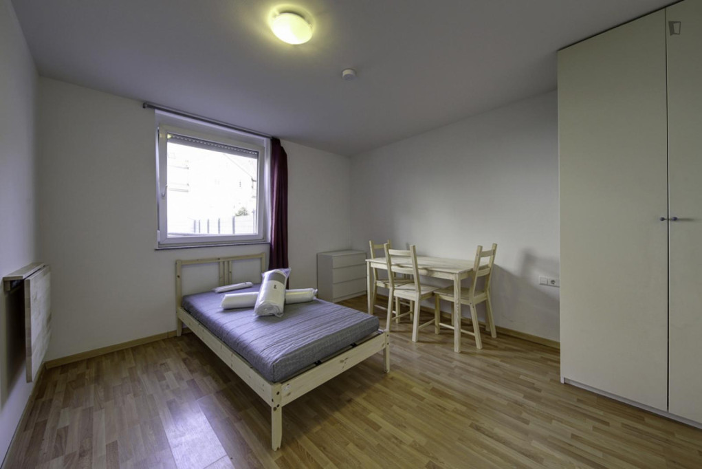 Inviting single bedroom near Maurischer Garten Stuttgart