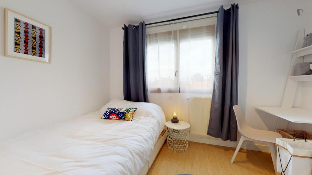 Luminous double bedroom close to Noisy - Champs train station