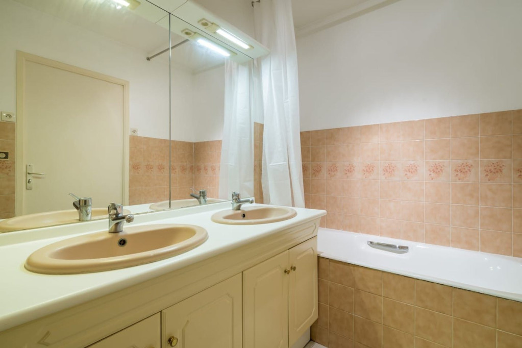 5-Bed Apartment on bis rue des Rancy