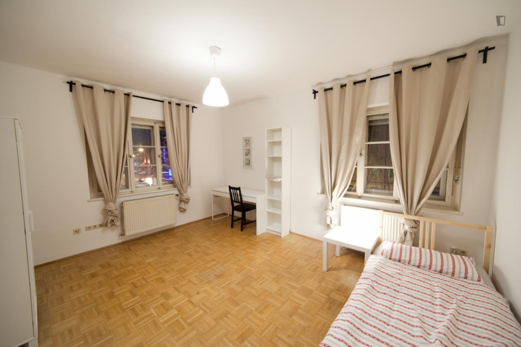 Tasteful single bedroom near the Bonner Platz metro - Munich - chambre - ImmoJeune