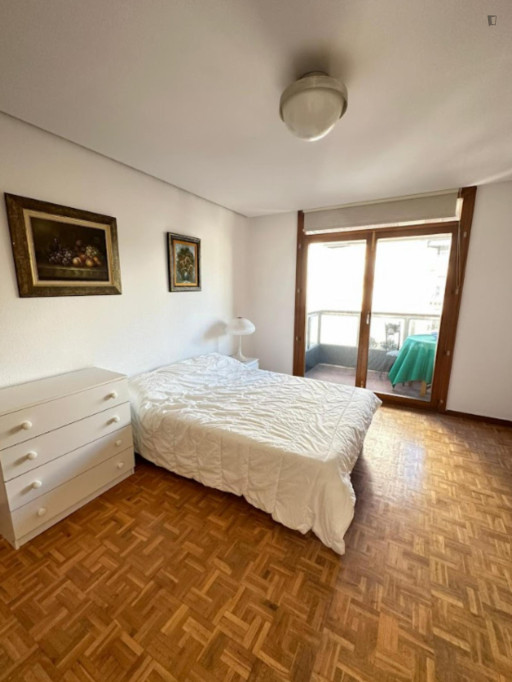 Spacious double bedroom close to Jardín de la Unión  - Castello de la Plana - chambre - ImmoJeune