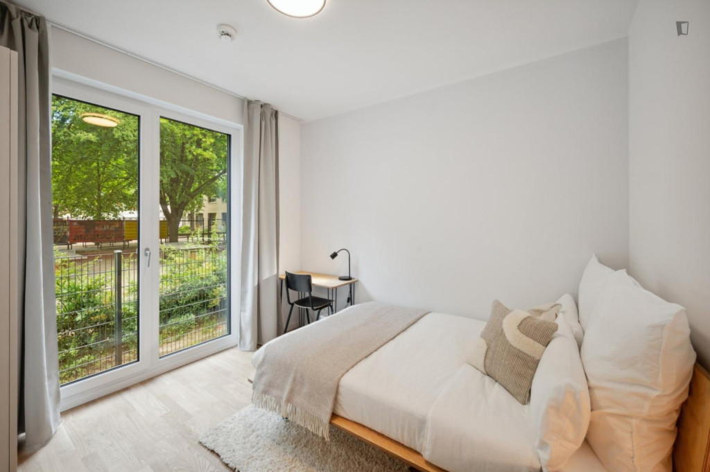 Amazing double bedroom not far from Babylon Kreuzberg Cinema - Berlin - chambre - ImmoJeune