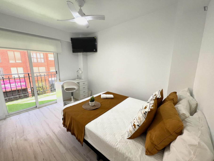 Fantastic room with balcony near university 5 bedroom flat - Valence - chambre - ImmoJeune