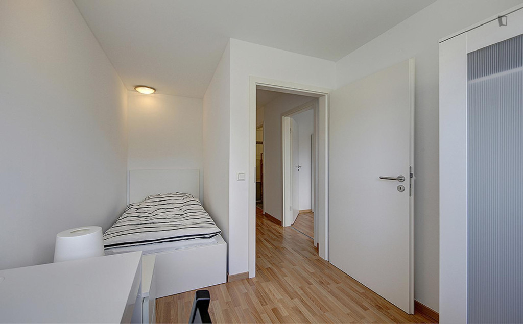 Bright single bedroom near Wilhelma Theater - Stuttgart - chambre - ImmoJeune