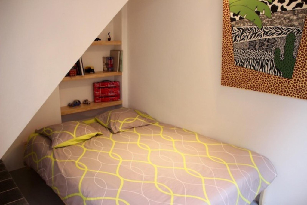 Charming bedroom in an apartment near Botanique metro station - Bruxelles - chambre - ImmoJeune