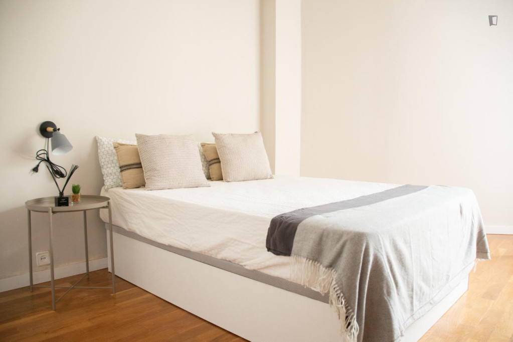 Bright double bedroom flat near Girona station - Barcelone - chambre - ImmoJeune