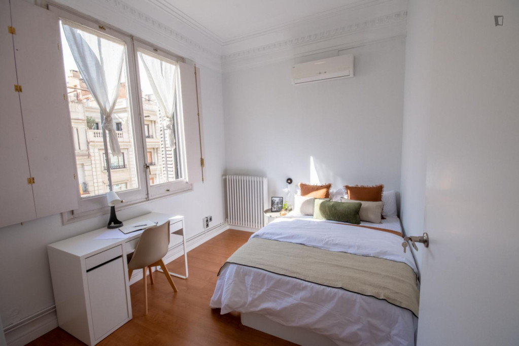 Inviting double bedroom near Parc de Monterols - Barcelone - chambre - ImmoJeune