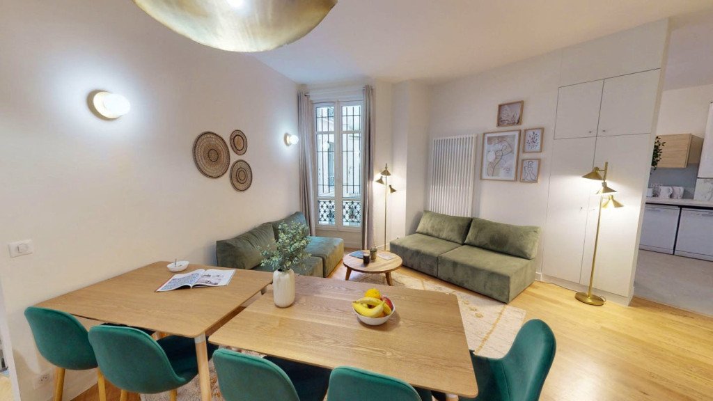 9-Bed Apartment on Rue de Turbigo