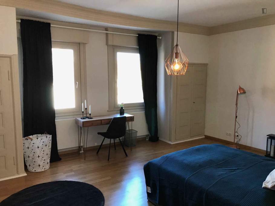Bright single bedroom with TV close to Rathaus