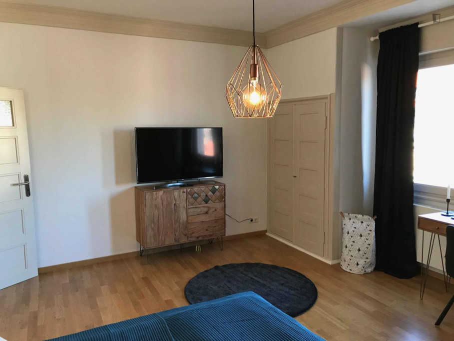 Bright single bedroom with TV close to Rathaus