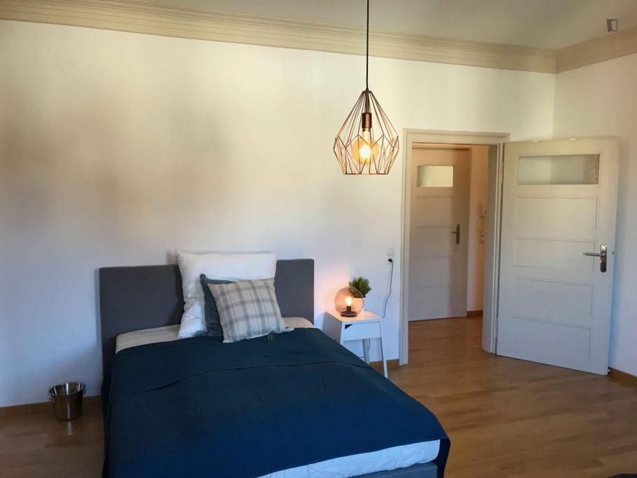 Bright single bedroom with TV close to Rathaus