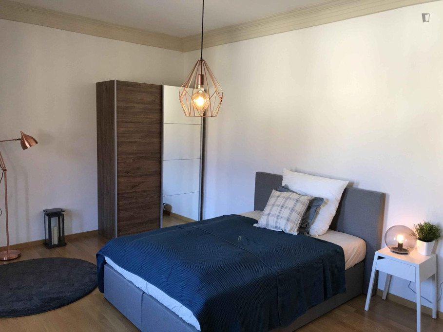 Bright single bedroom with TV close to Rathaus