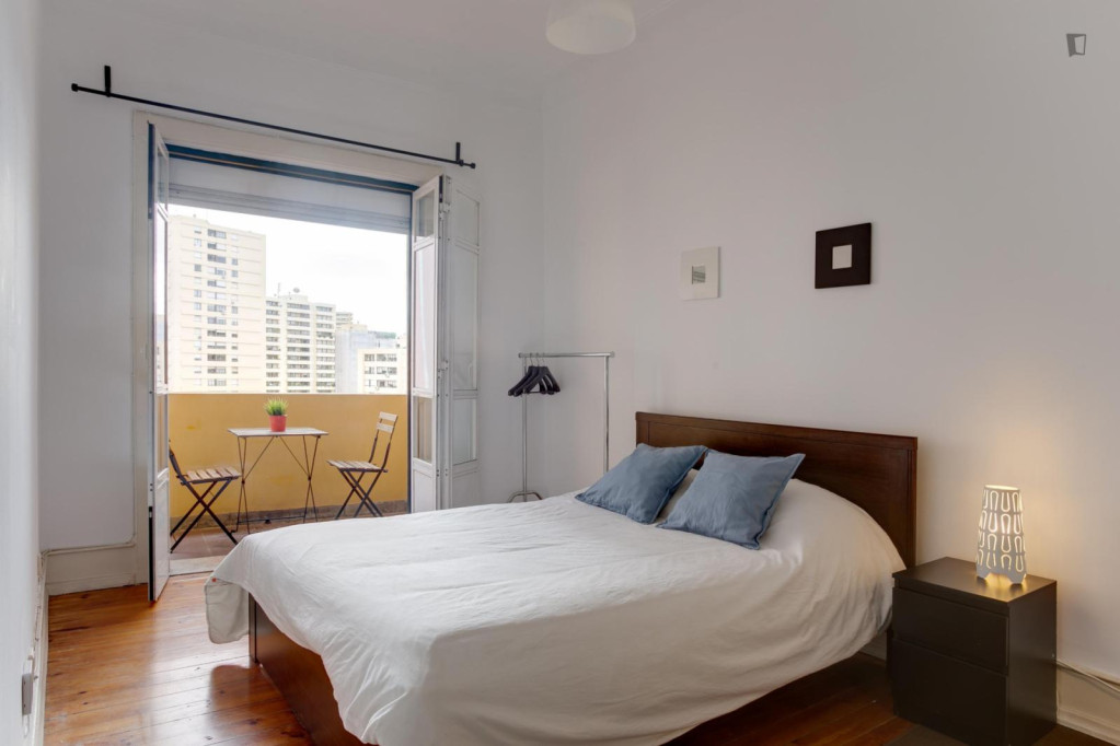 Captivating double bedroom with balcony, in Sete Rios - Lisbonne - chambre - ImmoJeune