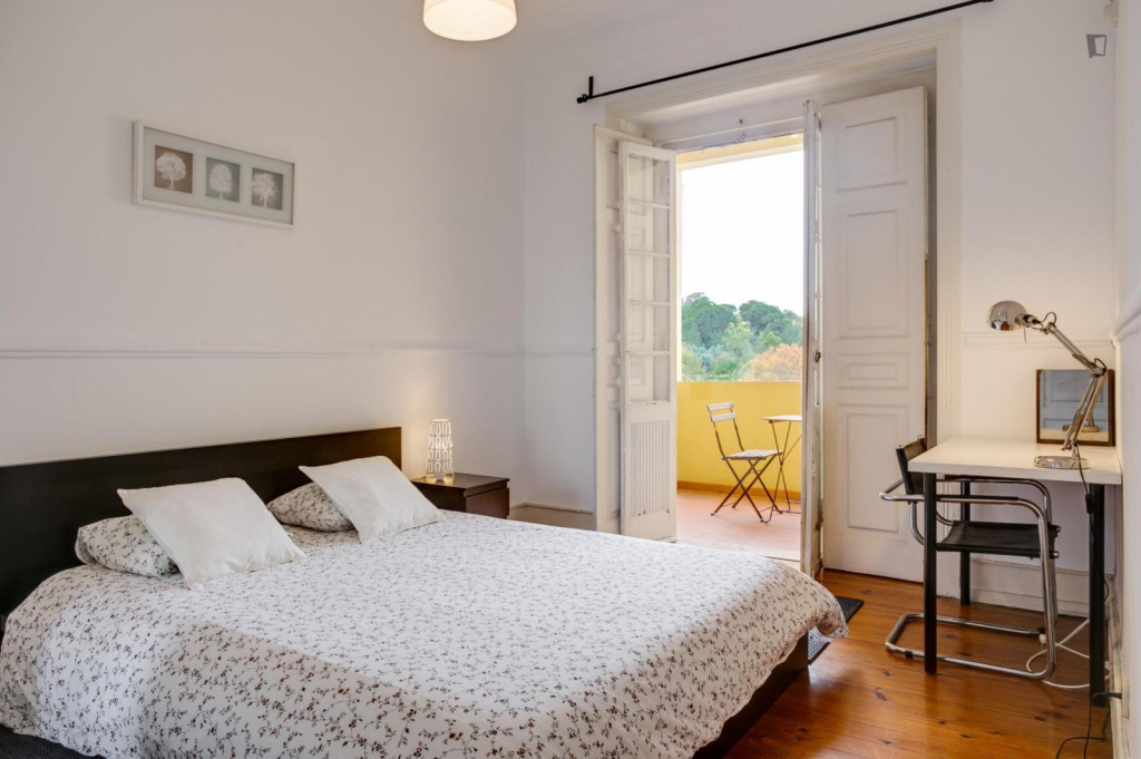 Spacious and cozy double bedroom with large balcony in Sete Rios - Lisbonne - chambre - ImmoJeune