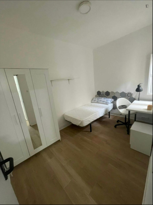 Bright Single Bedroom close to CEU