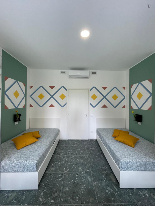 Bed in a bright twin bedroom, near the Maciachini metro - Milan - chambre - ImmoJeune