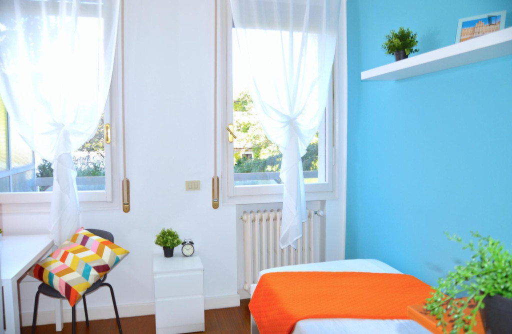 Colourful single bedroom near the Policlinico train station - Modena - chambre - ImmoJeune