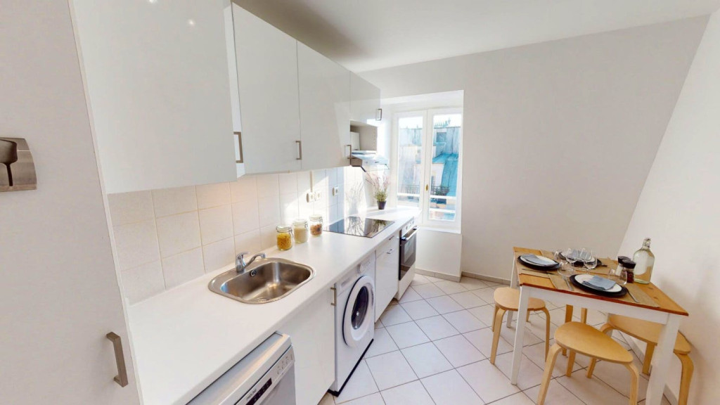 4-Bed Apartment on rue du Quatre Septembre