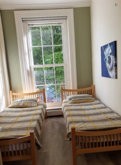 Bed in bright twin bedroom, in Broadstone - Dublin - chambre - ImmoJeune