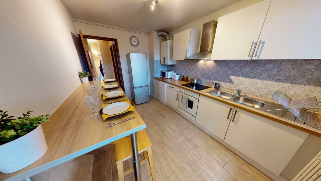 4-Bed Apartment on boulevard Lascrosses