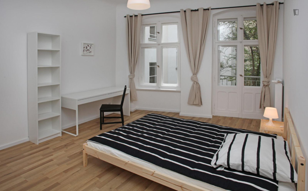 Double bedroom with a balcony, in Kreuzberg - Berlin - chambre - ImmoJeune