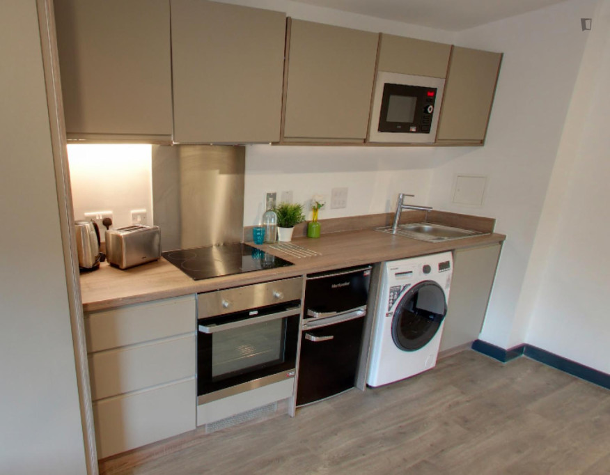 Lovely double ensuite bedroom right next to Quadrant Shopping Centre