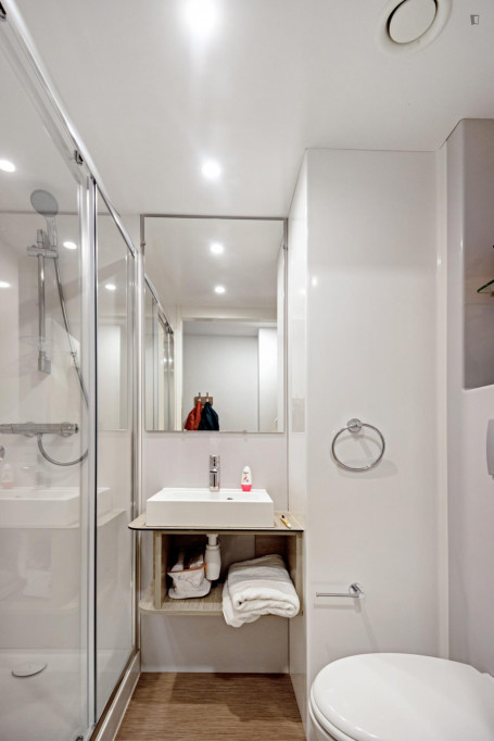 Lovely double ensuite bedroom right next to Quadrant Shopping Centre