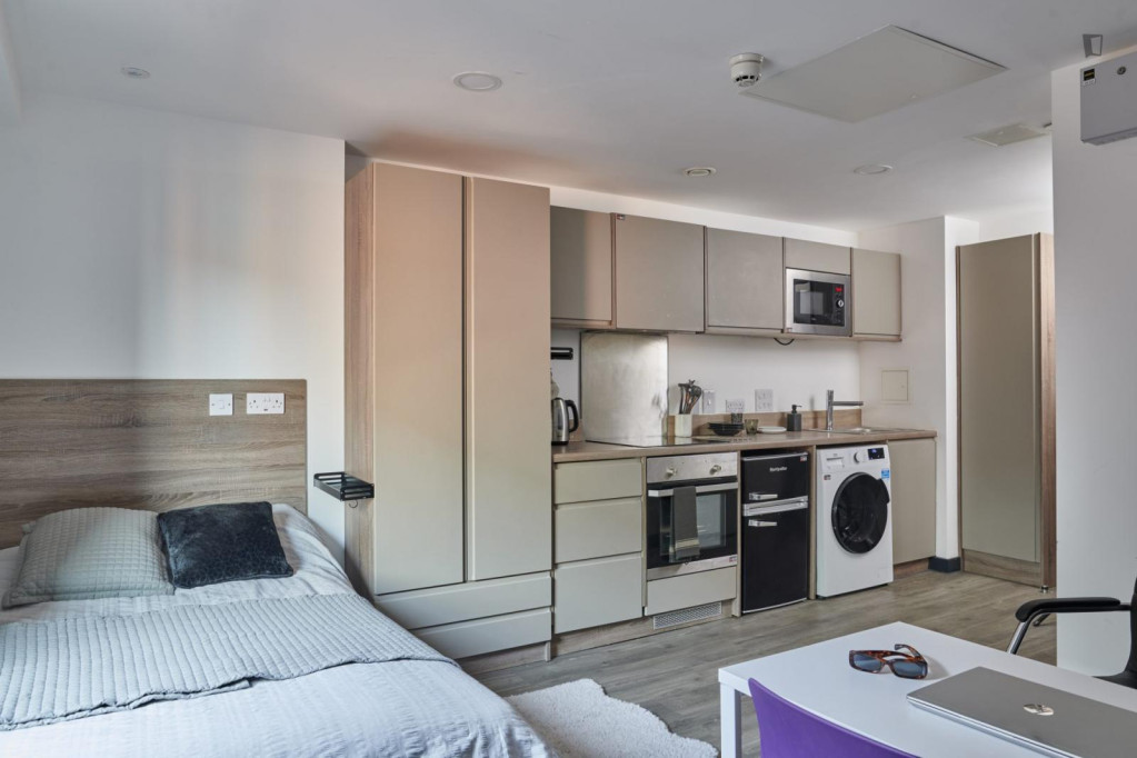 Lovely double ensuite bedroom right next to Quadrant Shopping Centre