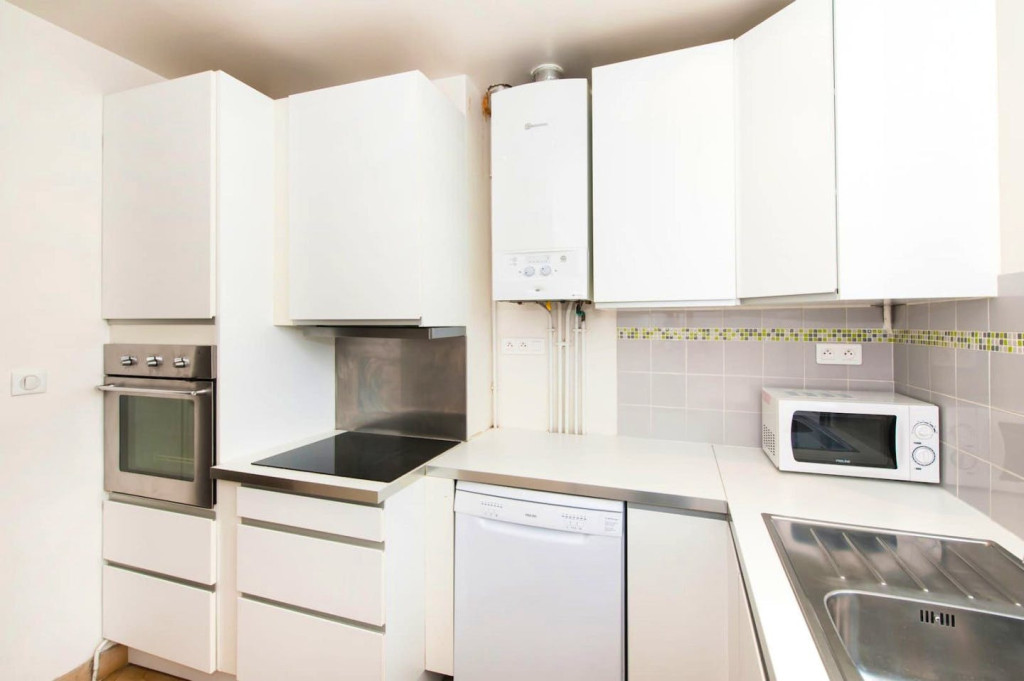 4-Bed Apartment on Rue de l'Aqueduc