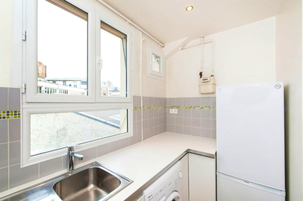 4-Bed Apartment on Rue de l'Aqueduc