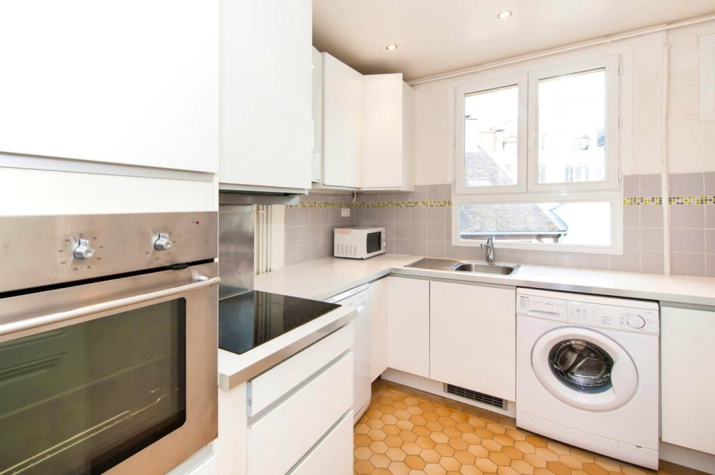 4-Bed Apartment on Rue de l'Aqueduc