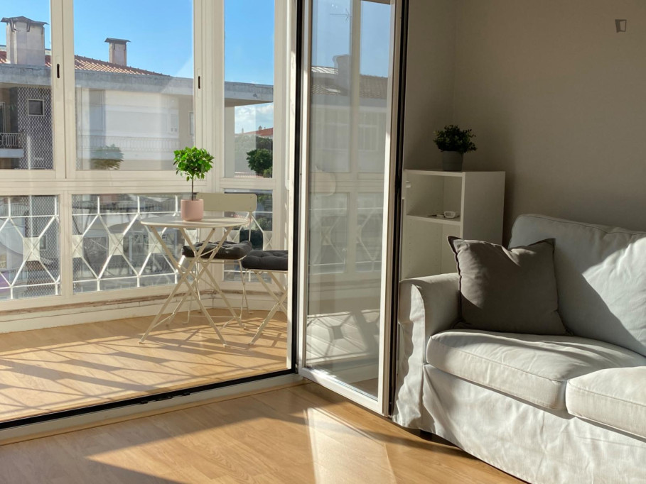 Bright double bedroom with a balcony - Lisbonne - chambre - ImmoJeune