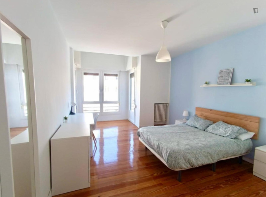 Delightful double bedroom near Parque de la Media Luna - Pamplona - chambre - ImmoJeune
