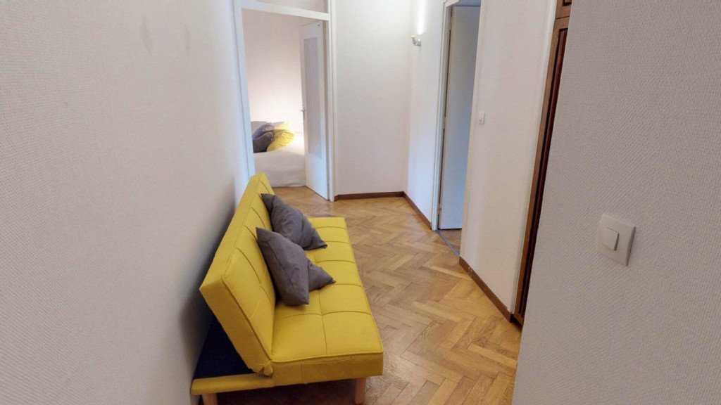 5-Bed Apartment on Rue Garibaldi