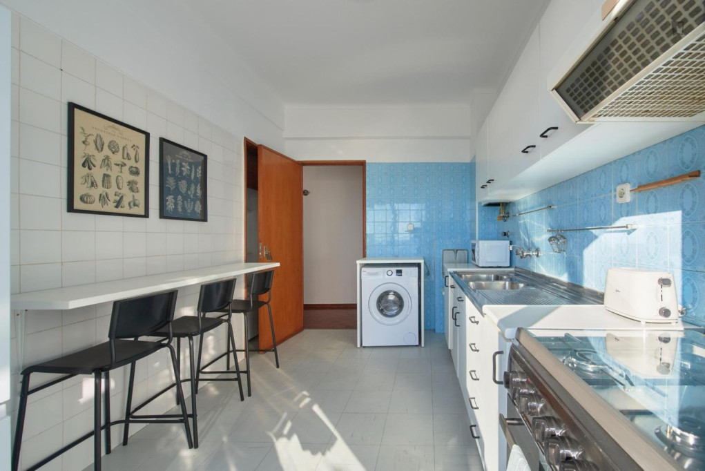 Appealing Double Bedroom In Proximity To Cacilhas Ferry Station - Lisbonne - chambre - ImmoJeune