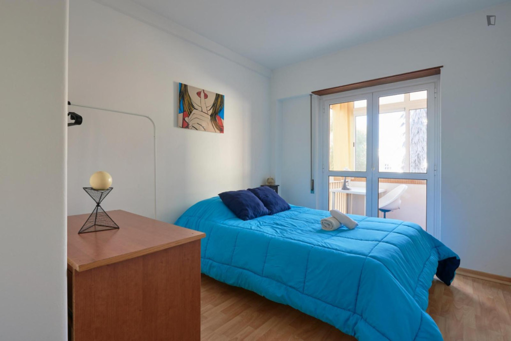 Lovely Double Bedroom In Near Faculdade De Medicina - Lisbonne - chambre - ImmoJeune