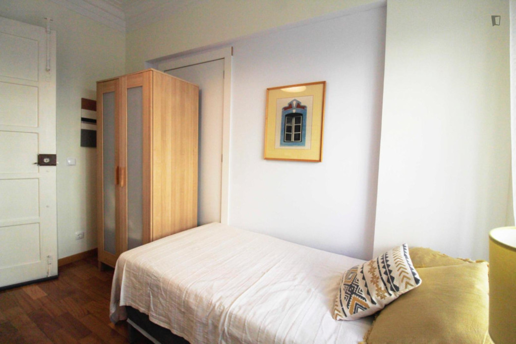Delightful single bedroom next to Fonte Luminosa in Alameda - Lisbonne - chambre - ImmoJeune