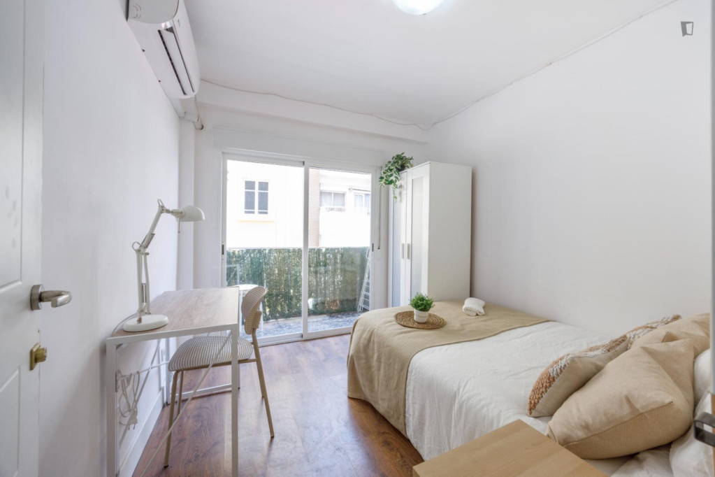Great double bedroom with a balcony, near Platja de la Malva-rosa - Valence - chambre - ImmoJeune