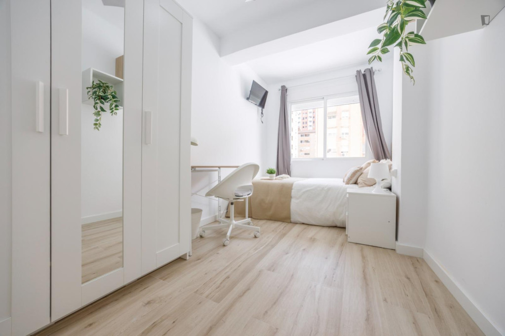 Comfy double bedroom near the Tarongers campus of Universitat de València - Valence - chambre - ImmoJeune