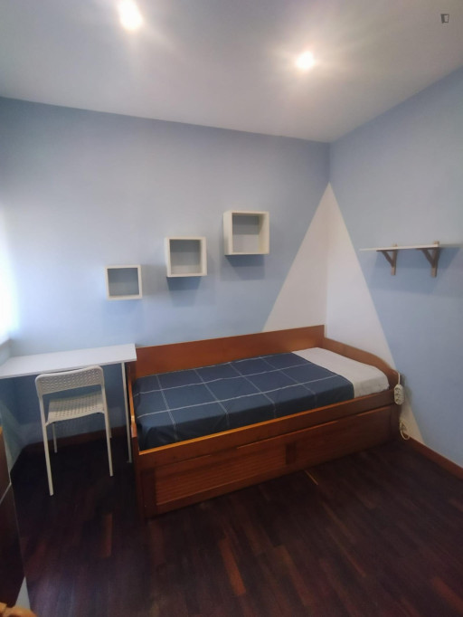 Single bedroom, with balcony, in 5-bedroom apartment - Coimbra - chambre - ImmoJeune