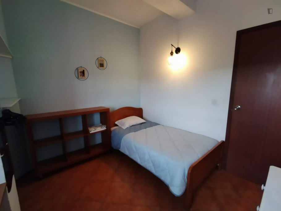 Single bedroom in 6-bedroom apartment - Coimbra - chambre - ImmoJeune