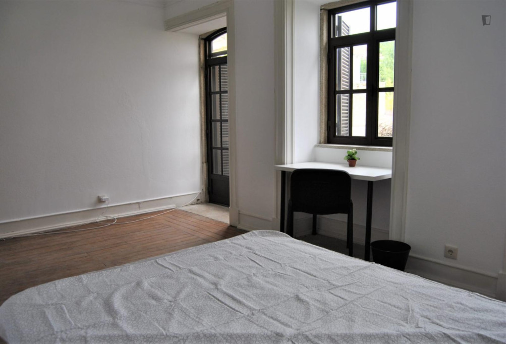 Sunny double bedroom with an outdoor patio - Castelo Branco - chambre - ImmoJeune