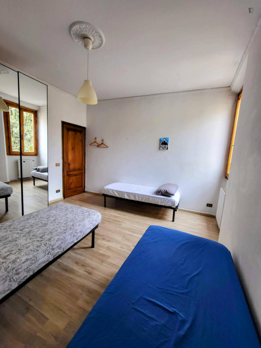 Bed in a big triple bedroom, in Santa Croce - Florence - chambre - ImmoJeune