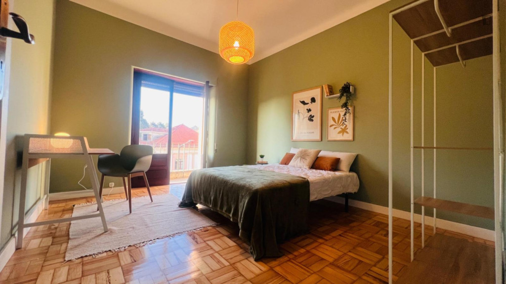 Comfy bedroom with a balcony in historical city center - Coimbra - chambre - ImmoJeune