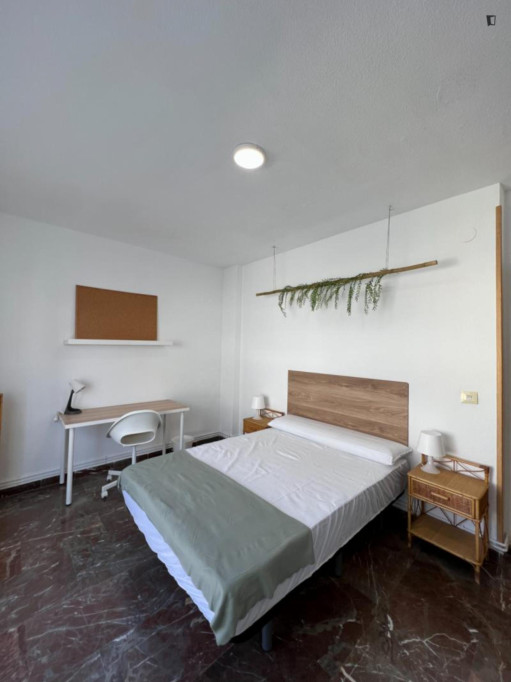 Bright double bedroom within a short walk to Granada city center
