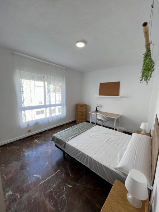 Bright double bedroom within a short walk to Granada city center