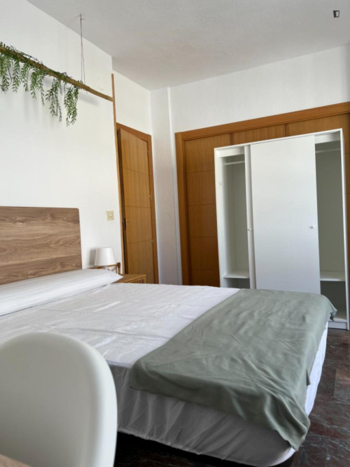 Bright double bedroom within a short walk to Granada city center